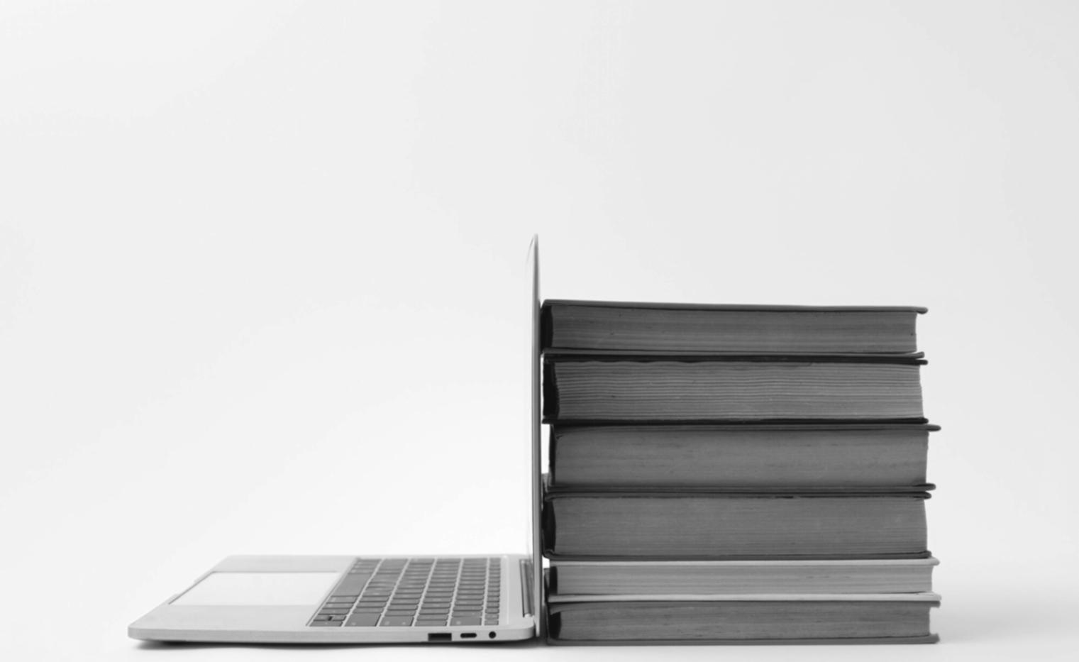Consultor financiero trabajando con cliente en planificación de objetivos económicos